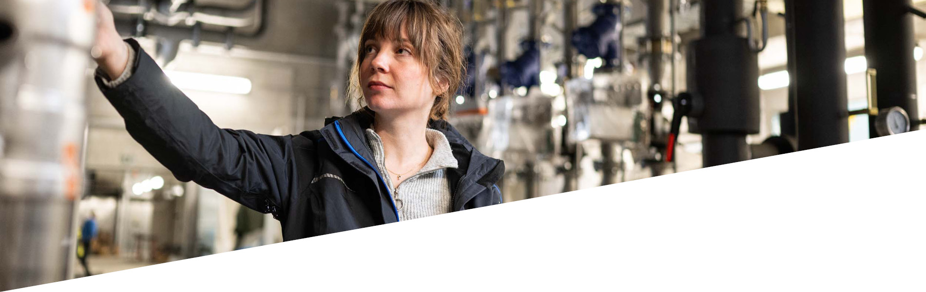 Eine GMSH-Mitarbeiter prüft die Verarbeitung der technischen Anlage.