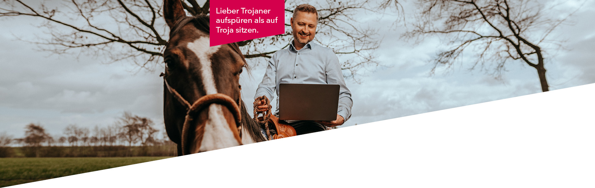 GMSH-Mitarbeiter sitzt auf einem Pferd und hat einen Laptop in der Hand.